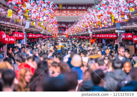 Tokyo cityscape, Japan. End of the year. Most of them are foreigners. Senso-ji Temple is crowded with more foreign tourists than before the coronavirus pandemic. (20th) Tokyo cityscape, Japan. End of the year. Most of them are foreigners. Senso-ji Temple is crowded with more foreign tourists than before the coronavirus pandemic. (20th) 121325019