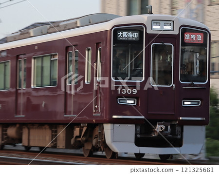 阪急京都線運行的1300系列半特急(1309) 阪急京都線運行的1300系列半特急(1309) 121325681