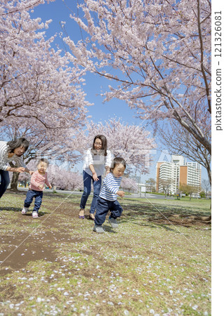 媽媽和孩子們在櫻花公園玩耍 媽媽和孩子們在櫻花公園玩耍 121326081