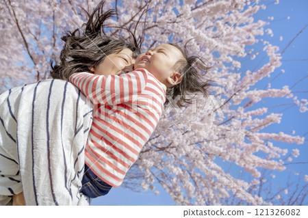 使用在櫻花公園的母親和孩子 使用在櫻花公園的母親和孩子 121326082