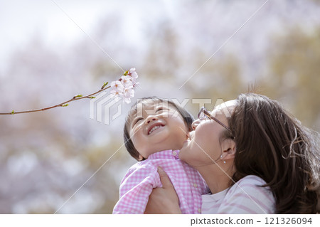 使用在櫻花公園的母親和孩子 使用在櫻花公園的母親和孩子 121326094