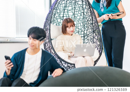 在創作者辦公室工作的穿著休閒服的商人 121326389