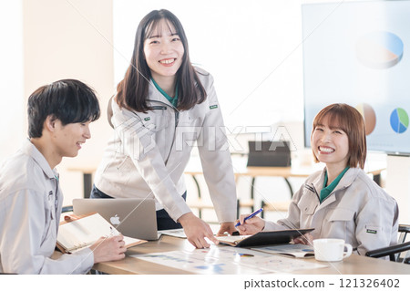 工程師組進行設計評審 121326402