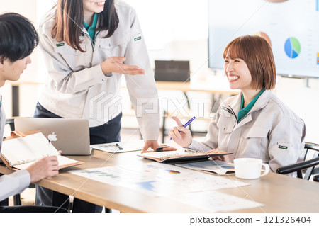 工程師組進行設計評審 121326404