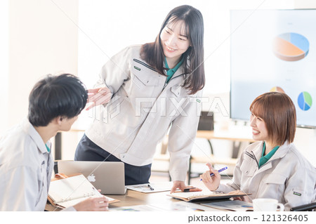 工程師組進行設計評審 工程師組進行設計評審 121326405