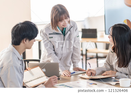 工程師組進行設計評審 121326406