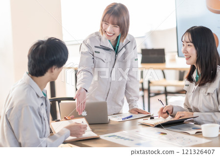 工程師組進行設計評審 121326407