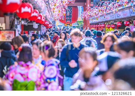 年底的日本東京城市景觀。溫暖的陽光…淺草寺擠滿了外國遊客。就像一個大熔爐... = 20 天 年底的日本東京城市景觀。溫暖的陽光…淺草寺擠滿了外國遊客。就像一個大熔爐... = 20 天 121326621
