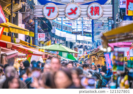 年底的日本東京城市景觀。入境旅遊繼續...阿美橫町擠滿了外國遊客...=12月20日 121327801
