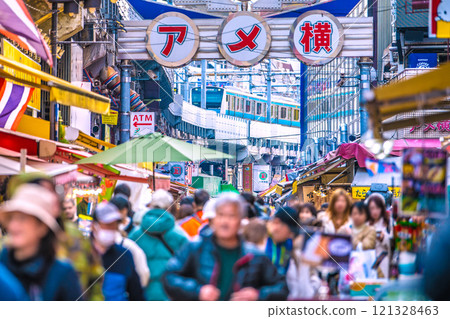 年底的日本東京城市景觀。入境旅遊繼續...阿美橫町擠滿了外國遊客...=2020年12月20日 121328463