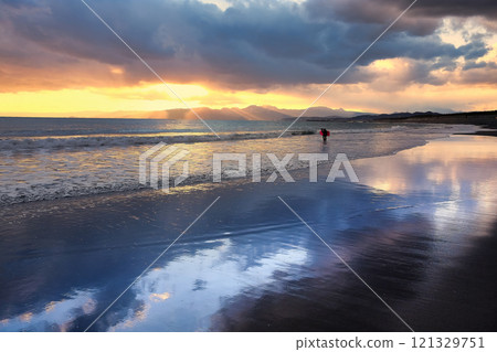 The sky reflected in the low tide and the red of the surfboards were impressive. Chigasaki Beach in Shonan at dusk. 121329751