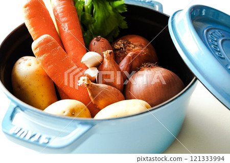 Image of healthy stewed food: Cast iron enamel pot on white background 121333994
