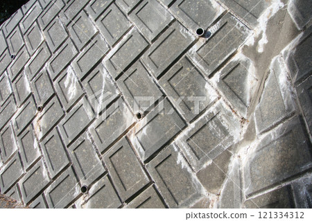 混凝土塊擋土牆表面滲出白色污漬 混凝土塊擋土牆表面滲出白色污漬 121334312