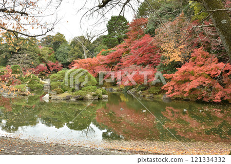 南池吉島附近的秋季仙洞皇宮 121334332