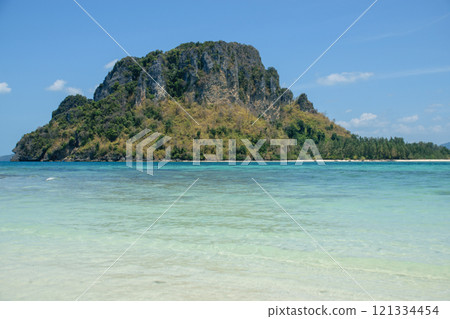 Paradisiacal Views of the beach at Poda Island, Koh Phi Phi Islands. 121334454