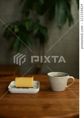 Hot coffee and a castella cake snack 121334824