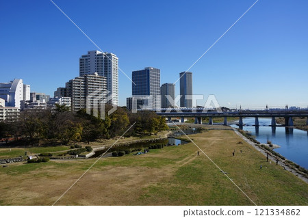 兵庫島公園和二子玉川摩天大樓與藍天 12 月世田谷 1318 二子玉川摩天大樓和兵庫島公園 121334862