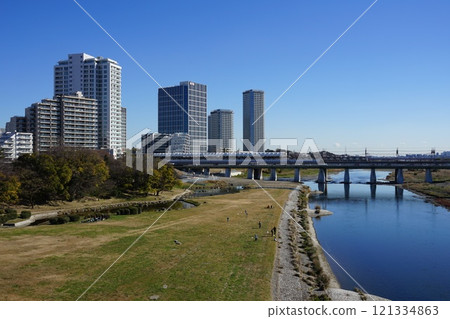 多摩河和二子玉川摩天大樓映襯藍天12月世田谷1319二子玉川摩天大樓和兵庫島公園 121334863