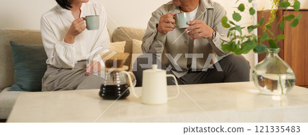 夫妻倆邊喝咖啡邊聊天 121335483