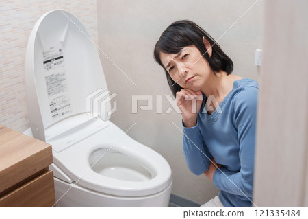 一名中年婦女患有如廁問題 121335484