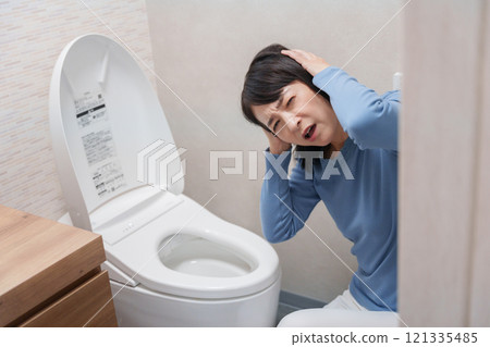 一名中年婦女患有如廁問題 121335485