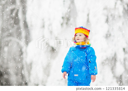 Kids play in snow in winter park 121335814