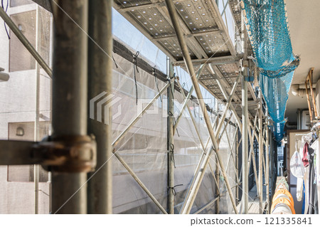 [Scaffolding for large-scale apartment building repair work] 121335841