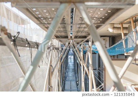 [Scaffolding for large-scale apartment building repair work] 121335843