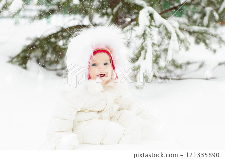 Kids play in snow in winter park 121335890