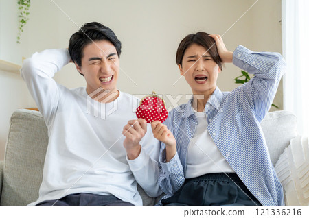 Men and women worried about their wallets 121336216