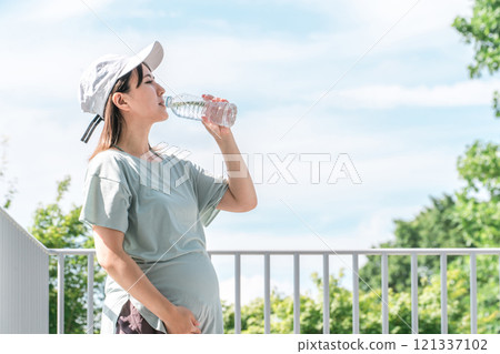 Pregnant women and expectant mothers who hydrate while exercising or walking Pregnant women and expectant mothers who hydrate while exercising or walking 121337102