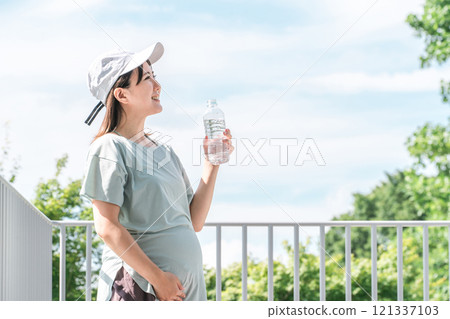 Pregnant women and expectant mothers who hydrate while exercising or walking Pregnant women and expectant mothers who hydrate while exercising or walking 121337103