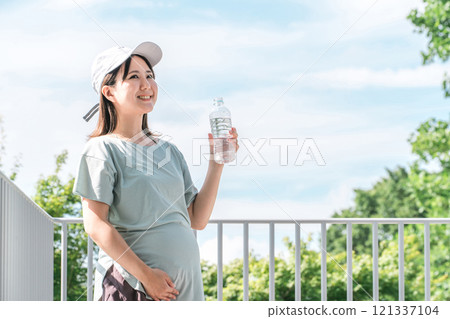 Pregnant women and expectant mothers who hydrate while exercising or walking Pregnant women and expectant mothers who hydrate while exercising or walking 121337104