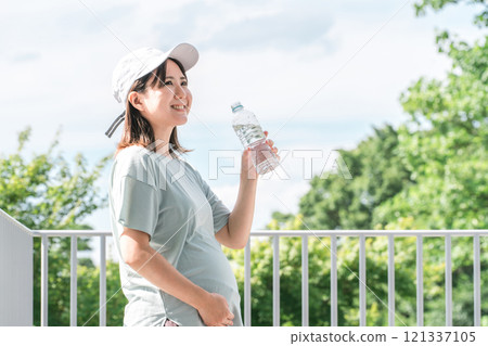 Pregnant women and expectant mothers who hydrate while exercising or walking Pregnant women and expectant mothers who hydrate while exercising or walking 121337105