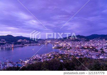 Nagasaki City, Nagasaki Prefecture The night view of Nagasaki Port, said to be one of the new three major night views in the world, seen from the Nabekanmuriyama Park Observatory 121337779