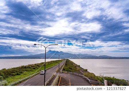 從長崎縣諫早市諫早市的有明海諫早灣的雲仙多拉海線眺望雲仙 121337827