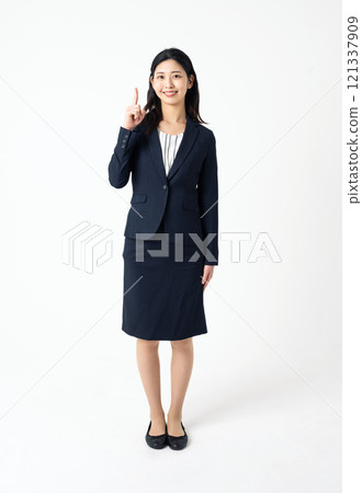 穿著西裝的女人指點和教學要點 121337909