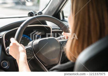 持有/駕駛汽車方向盤的女駕駛（方向盤、儀表板、汽油） 121337975