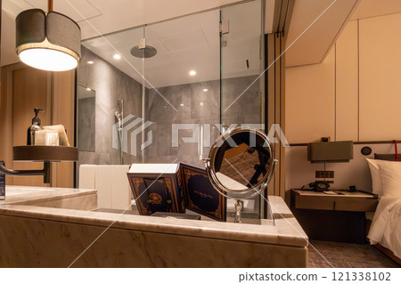 Mesm Tokyo 的一間漂亮客房內的浴室,這是一家位於 Waters Takeshiba 的豪華酒店,靠近濱松町站和竹芝站 Mesm Tokyo 的一間漂亮客房內的浴室,這是一家位於 Waters Takeshiba 的豪華酒店,靠近濱松町站和竹芝站 121338102