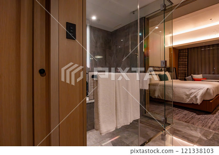 Mesm Tokyo 的一間漂亮客房內的浴室，這是一家位於 Waters Takeshiba 的豪華酒店，靠近濱松町站和竹芝站 121338103