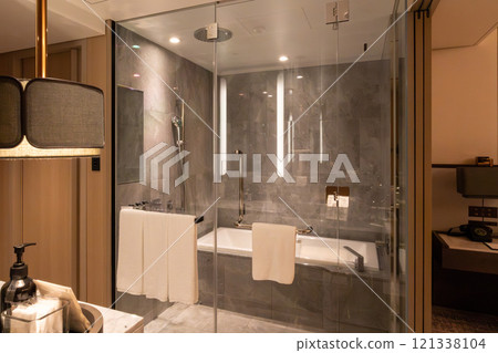 Mesm Tokyo 的一間漂亮客房內的浴室，這是一家位於 Waters Takeshiba 的豪華酒店，靠近濱松町站和竹芝站 121338104