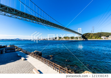 從Mekari觀光長廊看到的關門橋[福岡縣北九州市] 121338143