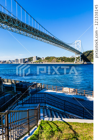 從Mekari觀光長廊看到的關門橋[福岡縣北九州市] 121338145