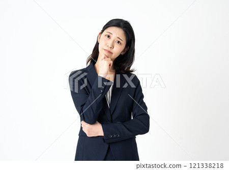 穿著西裝的職業婦女擔心 穿著西裝的職業婦女擔心 121338218