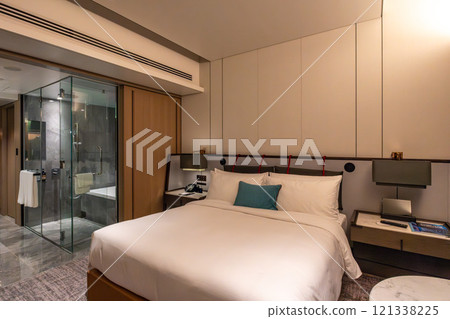 從 Mesm Tokyo 的一間漂亮房間看到的浴室，這是一家位於 Waters Takeshiba 的豪華酒店，靠近濱松町站和竹芝站 121338225