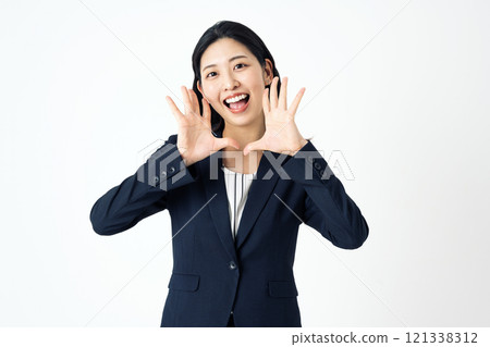 一個穿西裝的女人大聲喊叫歡呼 121338312
