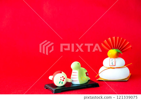 Image of a New Year's gift for the year of the snake, a magic mallet and Kagami mochi 121339075