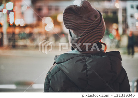 Back view of a woman wearing a down jacket 121339340