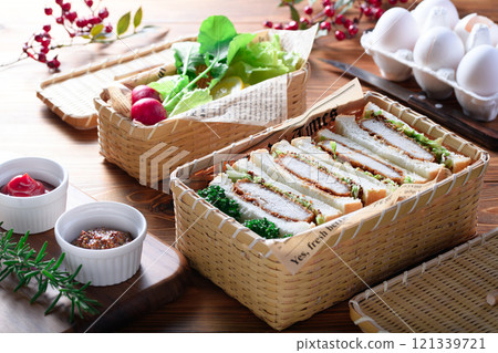 Sandwiches, cutlet sandwiches in lunch boxes 121339721