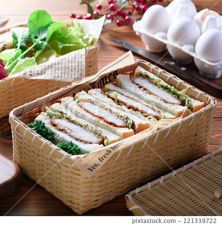 Sandwiches, cutlet sandwiches in lunch boxes Sandwiches, cutlet sandwiches in lunch boxes 121339722